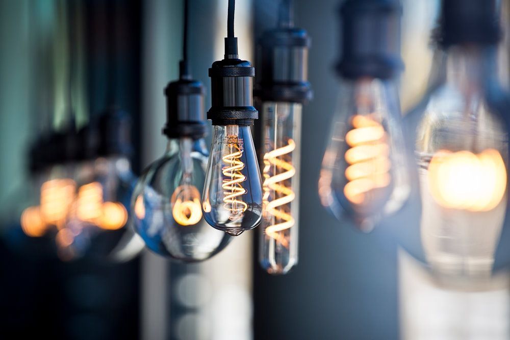 Nahaufnahme von mehreren leuchtenden Glühbirnen im Vintage-Look